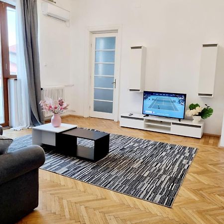 Cozy Apartment Near City Center Бухарест Екстер'єр фото