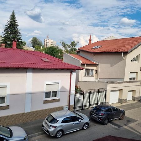 Cozy Apartment Near City Center Бухарест Екстер'єр фото