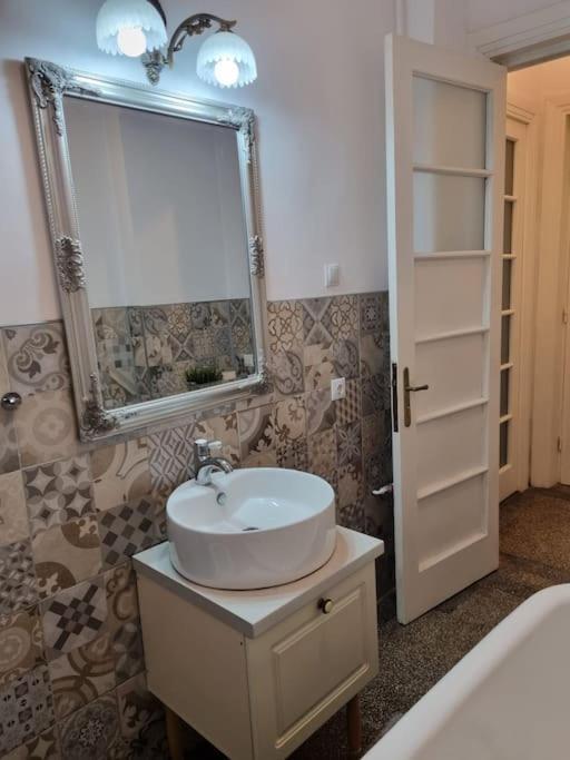 Cozy Apartment Near City Center Бухарест Екстер'єр фото