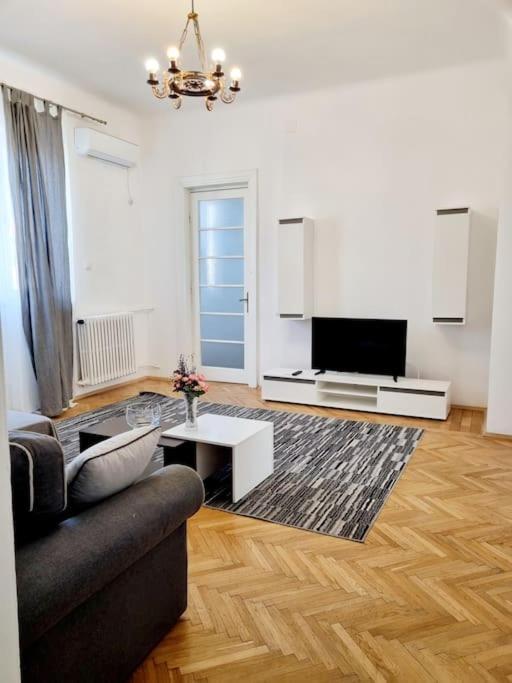 Cozy Apartment Near City Center Бухарест Екстер'єр фото