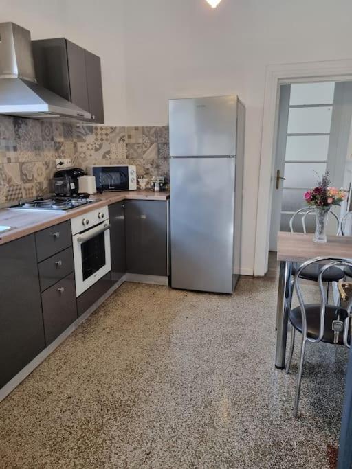 Cozy Apartment Near City Center Бухарест Екстер'єр фото