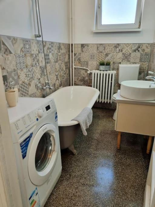Cozy Apartment Near City Center Бухарест Екстер'єр фото