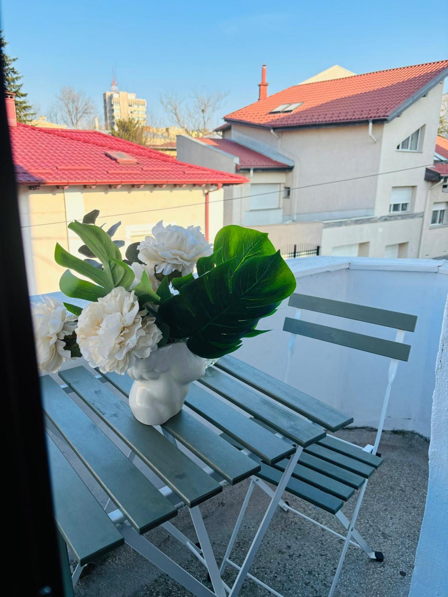 Cozy Apartment Near City Center Бухарест Екстер'єр фото