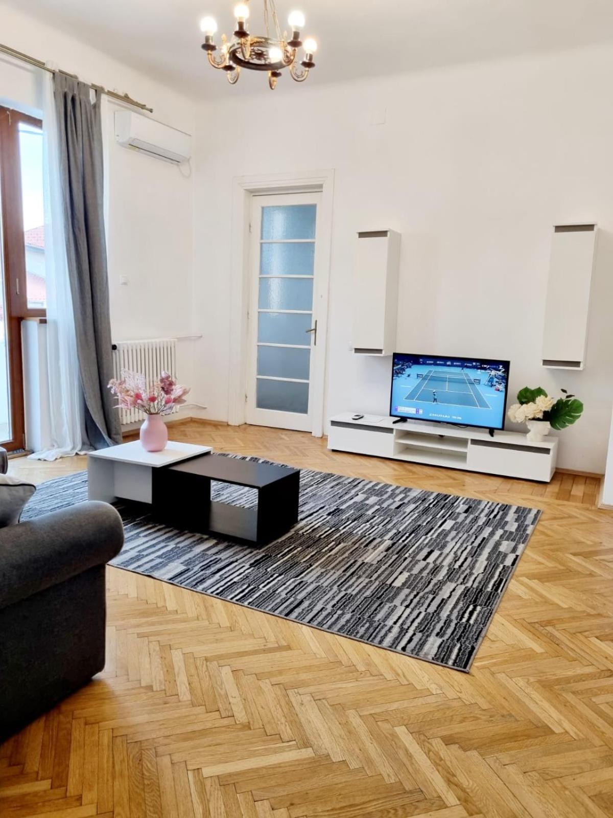 Cozy Apartment Near City Center Бухарест Екстер'єр фото