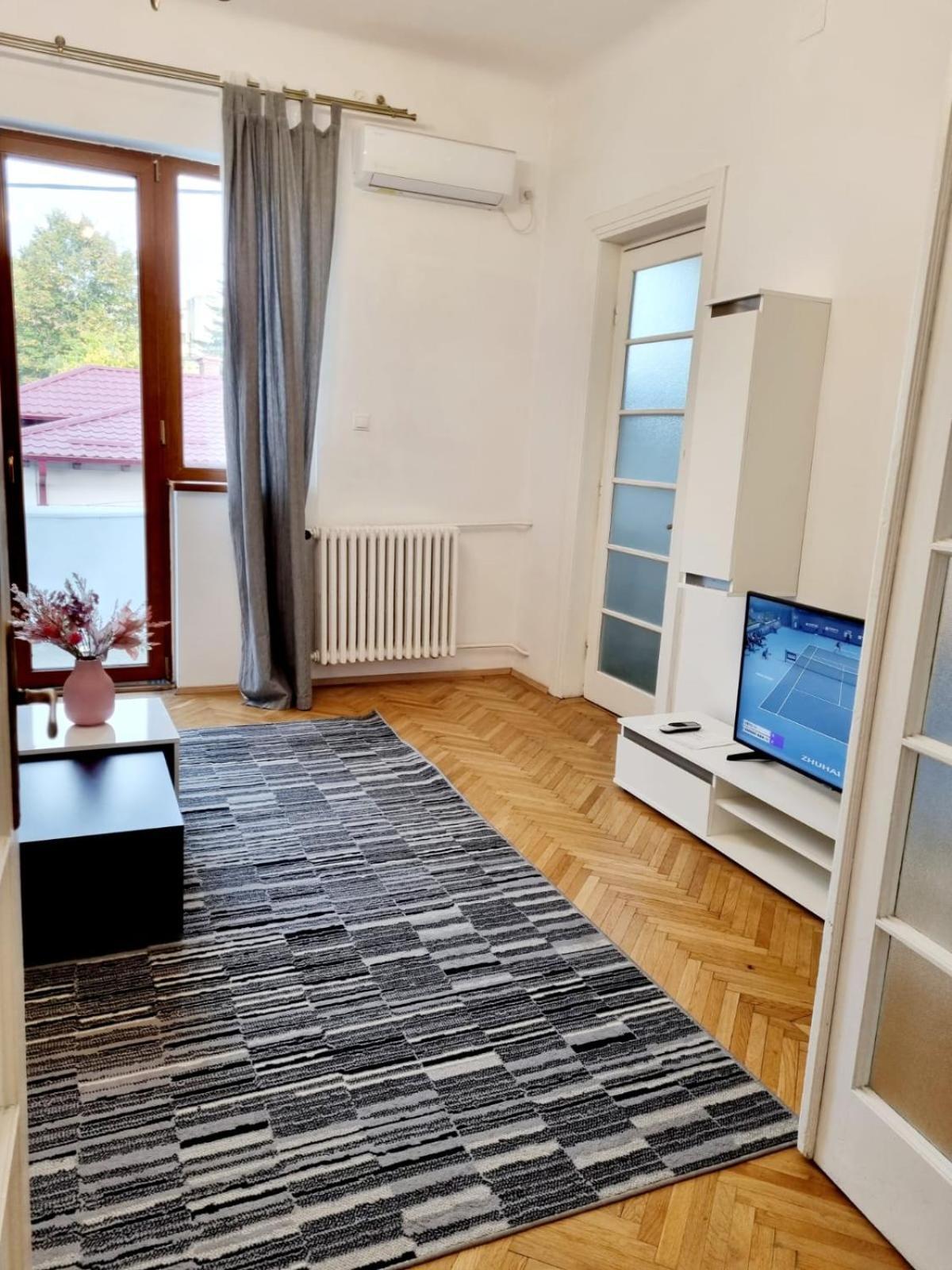 Cozy Apartment Near City Center Бухарест Екстер'єр фото